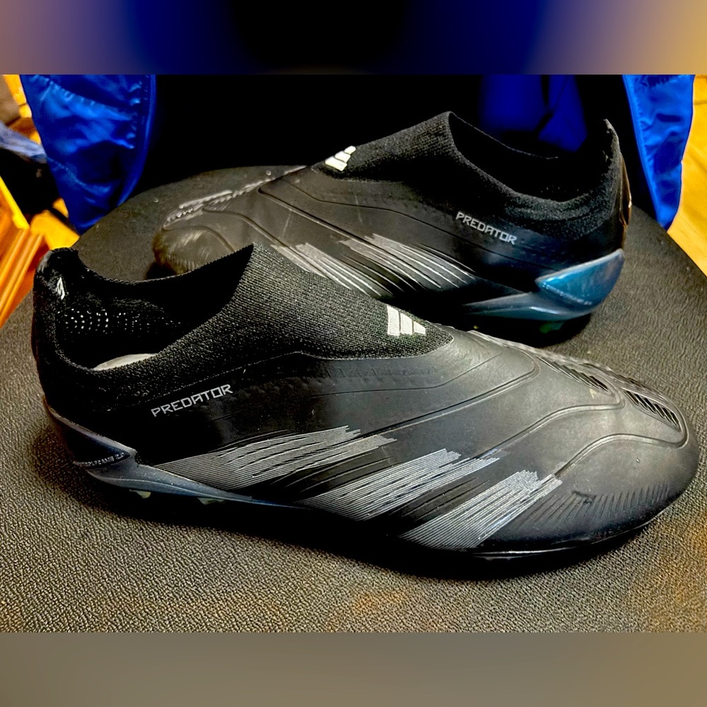 Like New- adidas Predator Elite Laceless FG cleat- Darkspark Pack men’s size 9.5